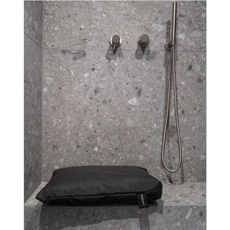 Anthrazitfarbenes Badesofa Duschkissen in moderner Steindusche – stilvolles Sitzkissen mit Aufhängeschlaufe