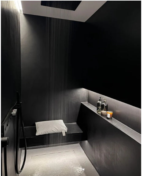 Hellgraues Sitzkissen von Badesofa unter Regendusche – modernes Spa-Ambiente mit Designkissen